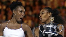 Americké tenistky Venus a Serena Williamsovy se po finále Australian Open dobe...