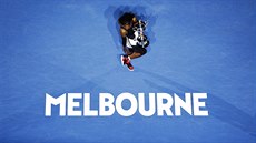 Americká tenistka Serena Williamsová ovládla Australian Open a pózuje s trofejí...