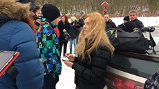 Dobrovolníci pátrají po zmizelé Michaele Patricii Muzikáové (28. ledna 2017).