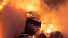 Požár chatky za průmyslovou halou v Malenovicích si vyžádal jeden lidský život... Požár chatky za průmyslovou halou v Malenovicích si vyžádal jeden lidský život...