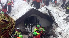 Záchranáři pokračují v odklízení sněhu a trosek z laviny zavaleného hotelu... Záchranáři pokračují v odklízení sněhu a trosek z laviny zavaleného hotelu...