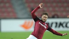 Sparťanský obránce Markus Steinhöfer padá v souboji s Mariosem Antoniadesem z... Sparťanský obránce Markus Steinhöfer padá v souboji s Mariosem Antoniadesem z...