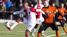 Gino van Kessel si zpracovává mí v zápase Slavie proti Ruomberoku.