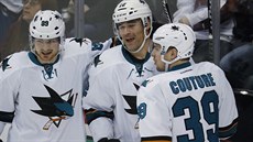 Patrick Marleau (uprostřed) přijímá gratulace od spoluhráčů v zápase mezi San... Patrick Marleau (uprostřed) přijímá gratulace od spoluhráčů v zápase mezi San...