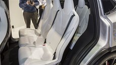 Tesla X nabízí a sedm sedadel