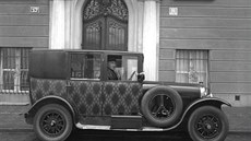 Na tehdejším pražském Nábřeží legií 39 stál v té době měšťanský dům. Před ním... Na tehdejším pražském Nábřeží legií 39 stál v té době měšťanský dům. Před ním...