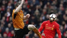 Joe Gomez z Liverpoolu (vpravo) a Jon Dadi Bodvarsson z Wolverhamptonu v utkání...