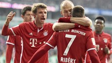 Fotbalisté Bayernu Mnichov oslavují gól Arjena Robbena (v objetí s asistujícím...