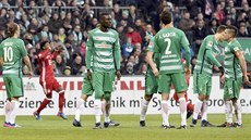 Zklamaní fotbalisté Werderu Brémy po gólu Davida Alaby z Bayernu Mnichov (v...