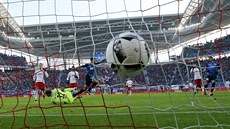 Nadiem Amiri z Hoffenheimu stílí gól v utkání proti Lipsku.