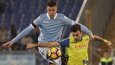 Sergej Milinkovi-Savi z Lazia ím se snaí ve výskoku odehrát mí ped Ivanem...