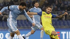 Felipe Anderson z Lazia ím (vlevo) stílí na bránu v utkání proti Chievu...