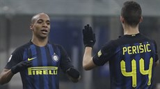 Joao Mario (vlevo) z Interu Milán oslavuje svj gól se spoluhráem Ivanem...