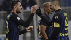 Danilo D'Ambrosio (vlevo) a jeho spoluhráči z Interu Milán se radují z gólu. Danilo D'Ambrosio (vlevo) a jeho spoluhráči z Interu Milán se radují z gólu.