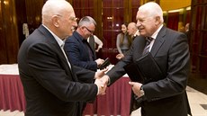 Exprezident Václav Klaus vzpomínal na esko-nmeckou deklaraci a opel se pitom do souasného premiéra Bohuslava Sobotky a jeho éfporadce Vladimíra pidly, kteí hlasovali proti ní