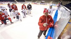 Čerstvě jmenovaný kouč Dynama Pardubice Miloš Holaň (na snímku na prvním... Čerstvě jmenovaný kouč Dynama Pardubice Miloš Holaň (na snímku na prvním...