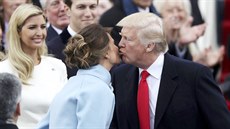 Donald Trump se vítá se svou manelkou Melanií pi slavnostním ceremoniálu ke...