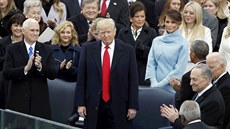 Donald Trump pichází na slavnostní ceremoniál ve Washingtonu k uvedení do...