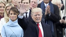 Donald Trump vítá diváky na slavnostním ceremoniálu ve Washingtonu k uvedení do...