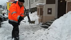 Vejprtští musí zmrzlý sníh vysekávat Vejprtští musí zmrzlý sníh vysekávat