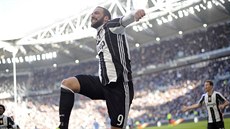 Kanonýr Gonzalo Higuaín se raduje ze vsteleného gólu v zápase Juventusu s...