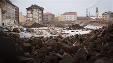 Budova s ikonickým logem nkdejí Vlnny zstane stát, za ní je vak u jen...