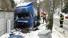 Poblíž Adamova havaroval kamion, který sjel ze silnice a zaklínil se mezi zeď a... Poblíž Adamova havaroval kamion, který sjel ze silnice a zaklínil se mezi zeď a...