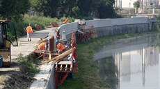 Nábřežní betonovou zídku už dělníci v Přerově budují u podniku Kazeto. Nábřežní betonovou zídku už dělníci v Přerově budují u podniku Kazeto.