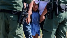 Nelegální imigranti zadržení při pokusu dostat se z Mexika do USA. Nelegální imigranti zadržení při pokusu dostat se z Mexika do USA.