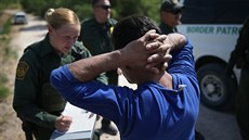 Nelegální imigranti zadrení pi pokusu dostat se z Mexika do USA.
