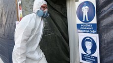 Dělníky při bourání budovy plné azbestu chrání speciální overal a respirátory.... Dělníky při bourání budovy plné azbestu chrání speciální overal a respirátory....