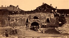 Bourání hradeb olomoucké pevnosti u tehdejší Střední brány v roce 1883. Stála... Bourání hradeb olomoucké pevnosti u tehdejší Střední brány v roce 1883. Stála...