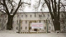 Nápis na bráně bývalého výchovného ústavu, ze kterého by se mohl a stát věznice. Nápis na bráně bývalého výchovného ústavu, ze kterého by se mohl a stát věznice.