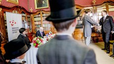 Ministr kultury Daniel Herman přihlíží aktu symbolickému předání klíčů z rukou... Ministr kultury Daniel Herman přihlíží aktu symbolickému předání klíčů z rukou...