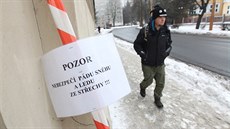 Chodník před krajským úřadem v Jihlavě úplně zametený není. Cedule navíc varují... Chodník před krajským úřadem v Jihlavě úplně zametený není. Cedule navíc varují...