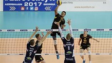 Brněnský blokař Renzo Mendoza útočí v utkání proti Tours. Brněnský blokař Renzo Mendoza útočí v utkání proti Tours.