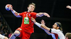 Norský házenká Sander Sagosen pálí ve tvrtfinále mistrovství svta proti...