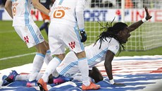Bafetimbi Gomis z Marseille slaví gól.