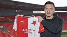 Stanislav Tecl pózuje po přestupu se slávistickým dresem. Stanislav Tecl pózuje po přestupu se slávistickým dresem.