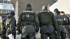 Policisté kontrolovali obyvatele ubytovny na námstí eských bratí v Plzni....