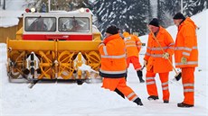 Snhem zapadanou kolej v Perninku musela protáhnout snhová fréza.