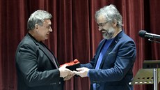 Starosta Vlčnova Jan Pijáček (vpravo) předává funkci svému nástupci Jiřímu... Starosta Vlčnova Jan Pijáček (vpravo) předává funkci svému nástupci Jiřímu...