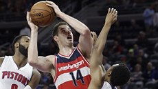 Washingtonský basketbalista Jason Smith se snaží prosadit přes bránícího Ishe... Washingtonský basketbalista Jason Smith se snaží prosadit přes bránícího Ishe...