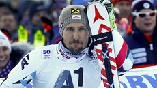 Rakouský lya Marcel Hirscher  v cíli slalomu v Kitzbühelu.