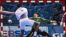 Katarský reprezentant Rafael Capote pálí na dánského gólmana Jannicka Greena, Katarský reprezentant Rafael Capote pálí na dánského gólmana Jannicka Greena,