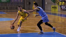 Opavský rozehrávač Jakub Šiřina (ve žlutém) útočí na prostějovský koš. Opavský rozehrávač Jakub Šiřina (ve žlutém) útočí na prostějovský koš.