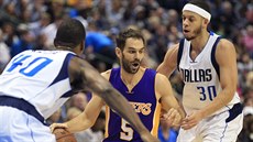 José Calderón (uprosted) z LA Lakers mezi dallaským duem Harrison Barnes...