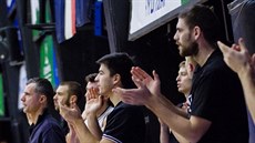 Hlavní trenér Miro Alilovič (vlevo) a lavička USK Praha sledují povedenou akci. Hlavní trenér Miro Alilovič (vlevo) a lavička USK Praha sledují povedenou akci.