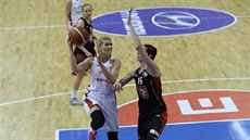 Monika Hamplová (v bílém) z Nymburka zakončuje přes Michalu Hartigovou z Hradce... Monika Hamplová (v bílém) z Nymburka zakončuje přes Michalu Hartigovou z Hradce...