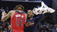 John Wall (vpravo) a Kelly Oubre Jr. z Washingtonu slaví smeč druhého... John Wall (vpravo) a Kelly Oubre Jr. z Washingtonu slaví smeč druhého...